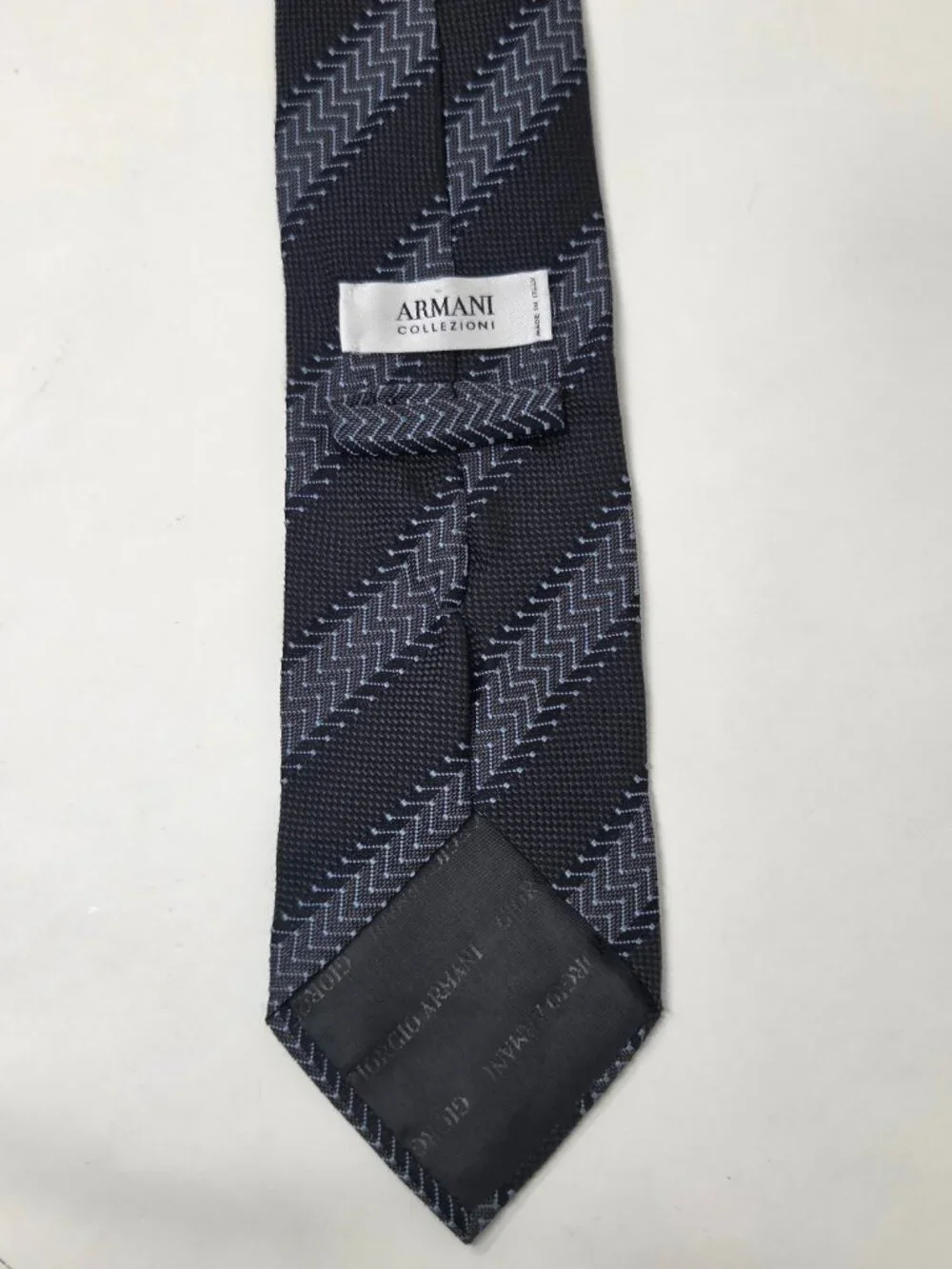 100% Silk Giorgio Armani Collezioni Silk Necktie Blue Gray Chevron 60 Inch Italy